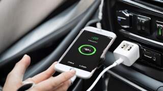 Carregador de carro rápido: como escolher sem danificar seu celular