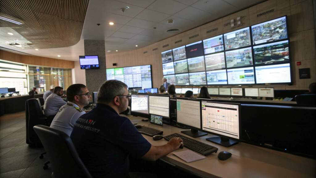 Sala da central de monitoramento de alarmes